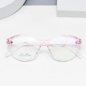 Vue détaillée de lunettes anti-lumière bleue œil-de-chat tendance avec monture TR90 rose clair