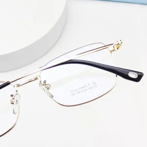 Classic square metal eyeglass frame, lightweight business optical glasses for daily wear.