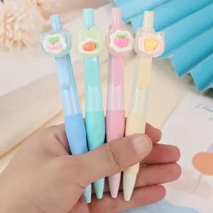 Vue rapprochée de jolis porte-mines fruits de dessin animé avec mine 2,0 mm aux tons pastel.