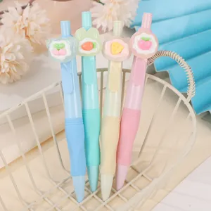 Gros plan de crayons mécaniques mignons de fruits de dessin animé, parfaits pour la papeterie.