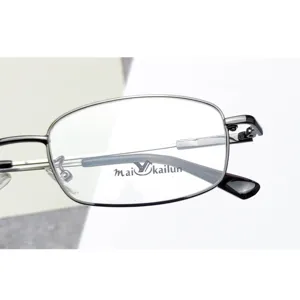 Detalle de montura de gafas de aleación de memoria para hombres metal ligero negocios.