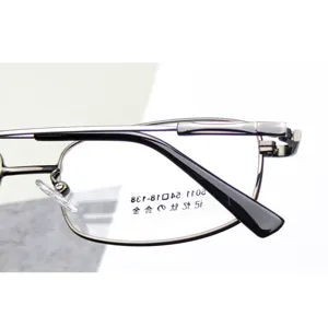 Montura de gafas graduadas de metal completo de negocios para hombres vista de detalle cerca