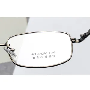 Vista detallada de gafas de metal para hombre, montura óptica cuadrada de aleación de memoria ligera.