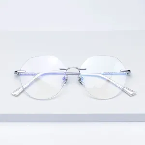Detailopname van zilveren montuurloze designer brilmonturen met diamantgeslepen lenzen.