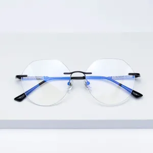 Designer montuurloze titanium bril met veelhoekig geslepen glazen en stijlvolle blauwe pootjes.