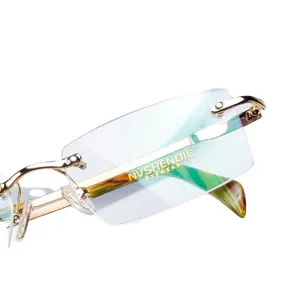 Monture de lunettes homme sans cadre en pur titane avec verres diamant et métal doré.