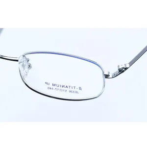 Détail en gros plan de monture de lunettes optiques en métal pour homme, design titane.