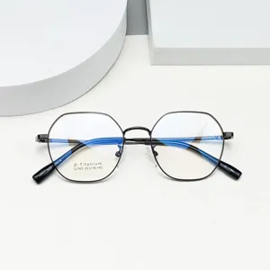 Retro Polygon Titan Brillenrahmen Detailansicht, leichte Metall Optik Brille fuer kleine Gesichter.