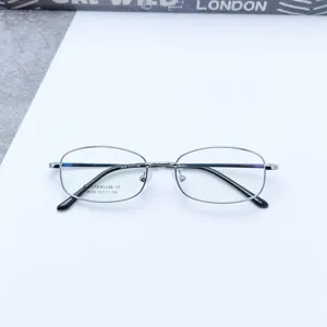 Vue détaillée de lunettes de vue homme en métal monture complète avec branches en titane.