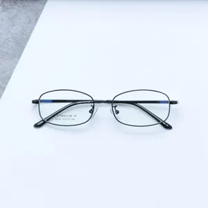 Vue détaillée d'une monture de lunettes optiques en métal noir, style carré pour hommes.