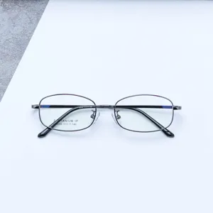 Détail de monture de lunettes homme métal, petite monture optique carrée en bêta titane.
