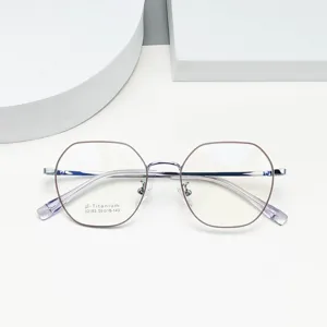 Detailansicht der vintage multifazetten Titan optischen Brille mit klaren Testgläsern.