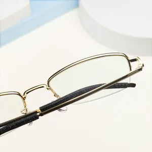 Herren Halbgestell Titan Brille mit edlem goldem Rand und strukturierten schwarzen Bügeln.