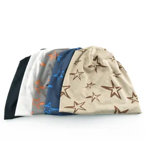 Gros plan détaillé de bonnet souple en tricot doux avec motif d'étoiles tendance en multicolore.