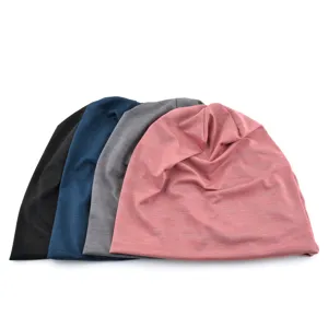 Vue détaillée de bonnets slouchy légers en soie glacée en quatre couleurs respirants