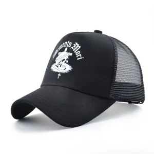 Gros plan détaillé de la casquette trucker noire avec imprimé crâne gothique et dos en filet aéré.