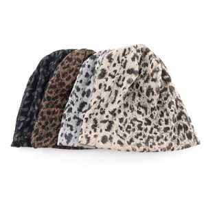 Gros plan détaillé de quatre bonnets slouchy à motif léopard tendance pour le printemps.