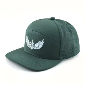 Casquette de baseball vert foncé avec perforations laser latérales et motif d'ailes blanches.
