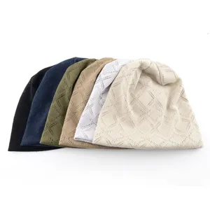 Vue détaillée du bonnet en tricot maille respirante avec motif losange élégant.
