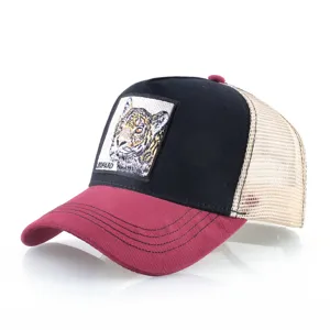 Casquette trucker avec patch léopard, dos en mesh respirant, visière rouge et panneau noir.