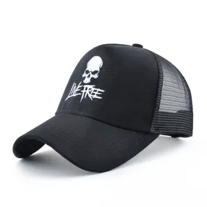 Casquette trucker noire avec motif tete de mort et imprime live free pour style streetwear.