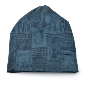 Détail en gros plan du bonnet en tricot respirant pour hommes avec motif géométrique unique.