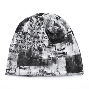 Gros plan détail du bonnet moucheté imprimé en noir et blanc avec motif stylé.