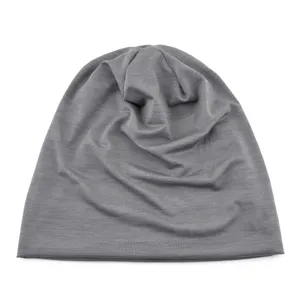 Bonnet slouchy respirant en soie de glace vue rapprochée, bonnet d'été gris léger pour hommes.