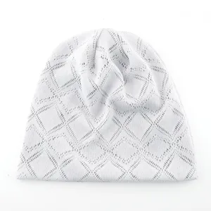 Détail en gros plan d'un bonnet en tricot gris clair avec motif losange respirant et élégant.