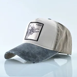 Vue détaillée d'une casquette de camionneur vintage délavée avec patch animal brodé.