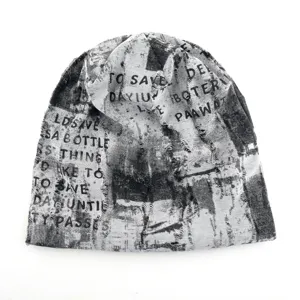 Bonnet tricoté vintage vieilli avec impression de journal unique pour automne hiver.