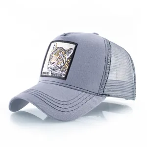 Casquette trucker grise avec broderie de leopard, dos en maille respirante et visiere.