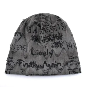 Bonnet slouchy gris vieilli pour homme et femme, style streetwear avec impression lettres.