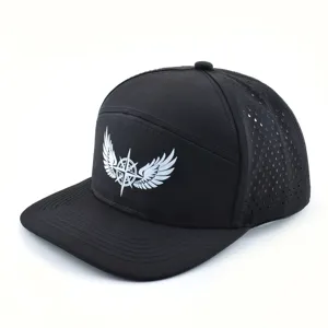 Casquette plate noire avec logo d'aile et trous respirants pour les sports de plein air.