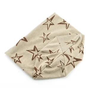 Vue détaillée d'un bonnet en tricot beige à motif d'étoiles tendance pour femmes et hommes automne.