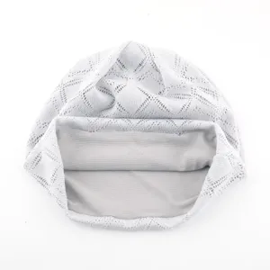 Gros plan détail du bonnet slouchy en maille filet gris clair, respirant style printemps.