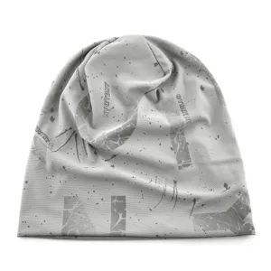 Vue en gros plan détaillée du bonnet beanie en filet respirant léger de couleur gris clair.