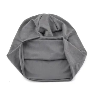Détail en gros plan du bonnet en soie glacée grise montrant une texture légère et respirante.