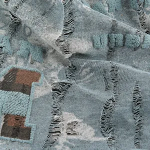 Vue détaillée de la texture du tissu et de la broderie du bonnet en tricot style rétro.