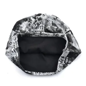 Vue détaillée du bonnet slouchy imprimé en noir et blanc avec doublure intérieure douce.