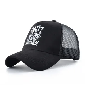Vue détaillée de la casquette de camionneur noire avec graphique de crâne et dos en filet.