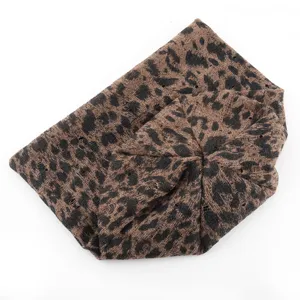 Vue détaillée du bonnet souple en tricot motif léopard pour femme, chapeau ajouré léger.