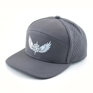 Casquette de baseball grise à visière plate, logo boussole ailée et empiècements en mesh.