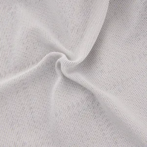 Tissu en maille respirante gris clair comme vue détaillée pour chapeaux confortables.
