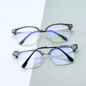 Monturas de gafas retro para hombre tipo browline, patillas metálicas detalladas, luz azul.