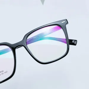 Montatura per occhiali ottici quadrata nera TR90 classica con lenti anti luce blu.