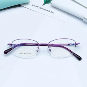 Montatura occhiali donna ovale mezza montatura viola in metallo leggero e design elegante.