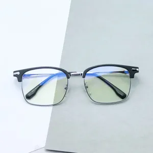 Vista detallada de la montura de gafas retro TR90 estilo ceja para hombre, ideal para graduar.