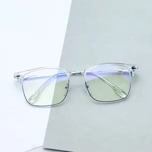 Vista detallada de la elegante montura de gafas retro TR90 transparente con lentes azules.