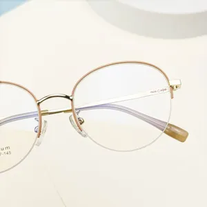 Montatura per occhiali rotonda semi-rimless leggera in titanio per uso quotidiano.